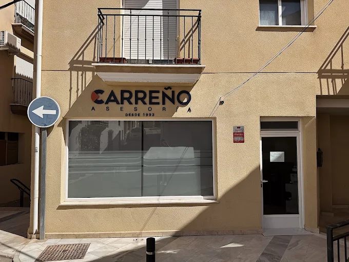 Fachada completa de la oficina de Asesoría Carreño en el centro de Purchena
